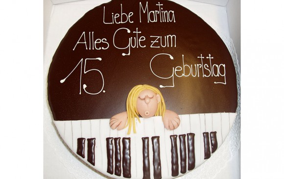 Geburtstagstorte mit Klavier Bäckerei Burgauner