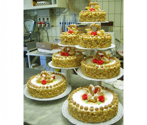 Mehrstöckige Hochzeitstorte Bäckerei Burgauner