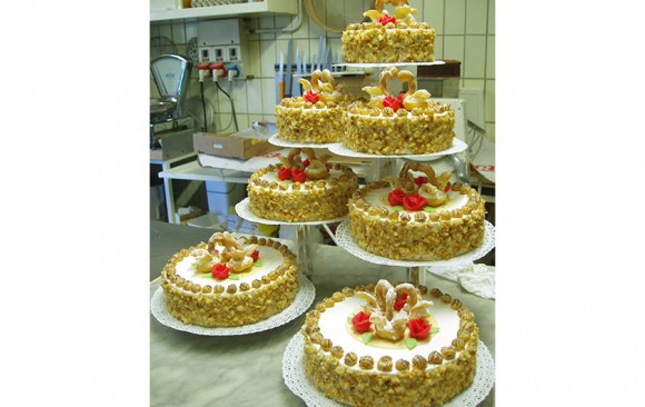 Mehrstöckige Hochzeitstorte Bäckerei Burgauner