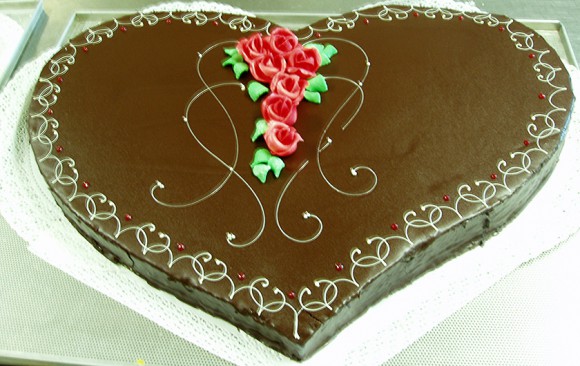Sachertorte in Herzform Bäckerei Burgauner